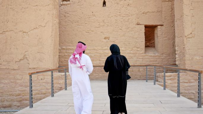 沙特阿拉伯游客参观迪里耶的历史遗迹