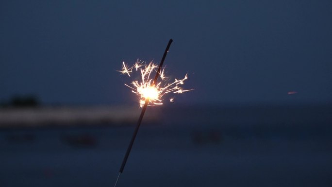 节日烟花冷焰火焊条烟花燃烧的仙女棒浪漫