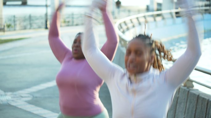 两名非洲裔美国妇女在户外做跳绳