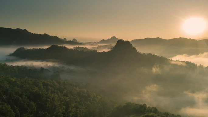 泰国北部热带雨林山上空的雾气滚滚而过的鸟瞰图