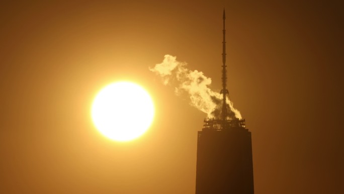 摩天大楼蒸汽夕阳下的烟环境污染逆光