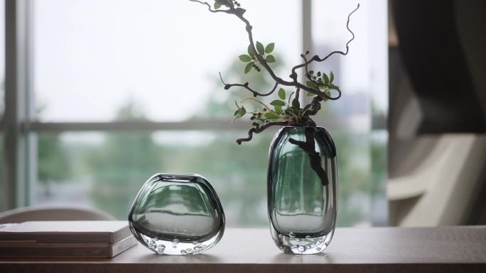 落地窗边桌上精致玻璃花瓶