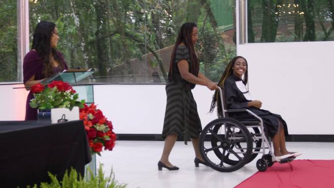 一个坐轮椅的女人即将毕业。