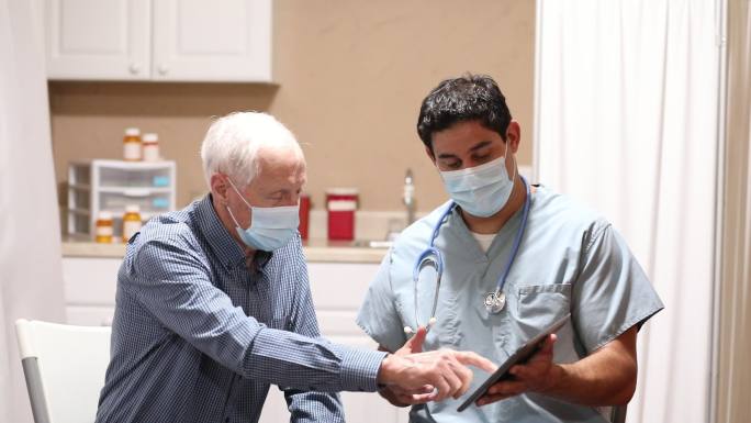 新冠肺炎：拉丁裔医生和老年成年患者，口罩。