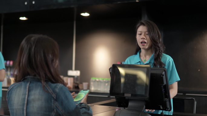 亚裔中国电影：一名女工在电影院卖票
