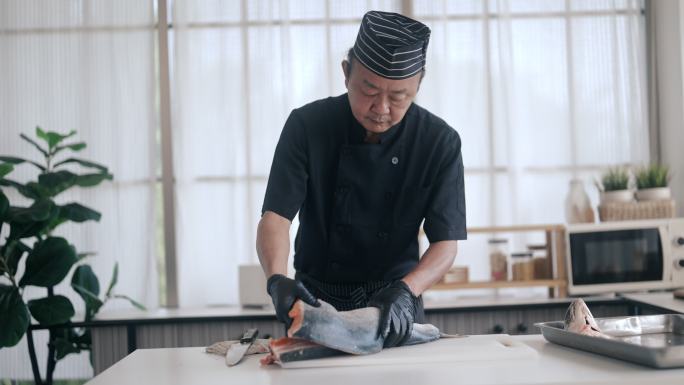 日本厨师雕刻三文鱼