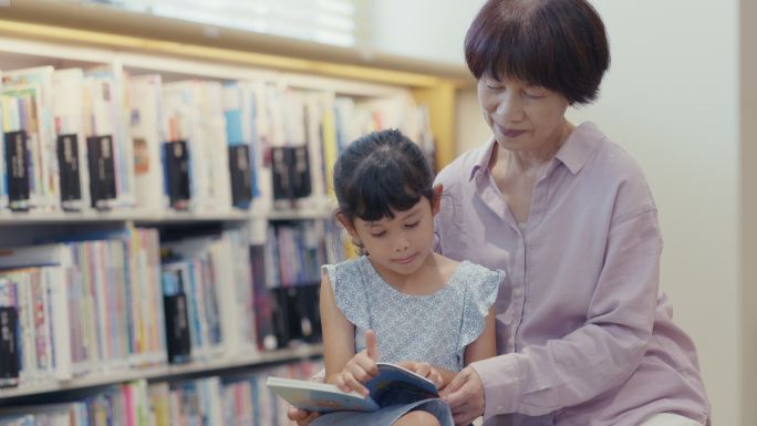 MCU高级女士在图书馆教她的孙女阅读