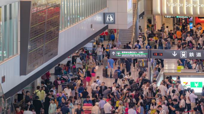 时间流逝：日本成田机场候机厅的旅客和人群