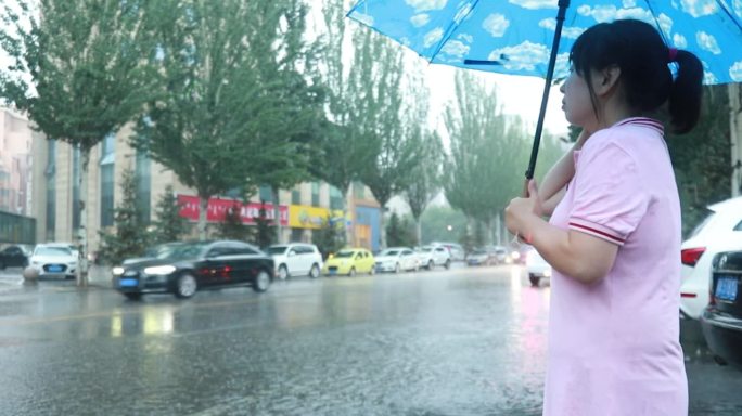在雨中，一位亚洲妇女撑着雨伞，在等车