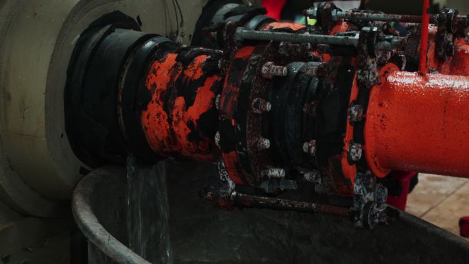 工程师穿着安全服在锅炉房进行供水管道系统设备的维护和维修