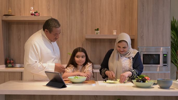 成熟的沙特夫妇与孙女学习烹饪