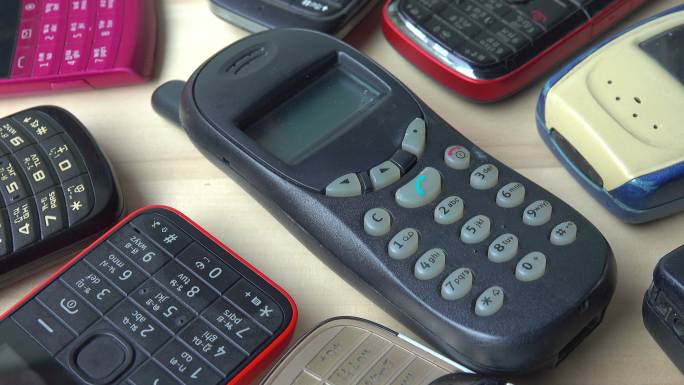 木头上的旧电话旧手机老式手机老物件