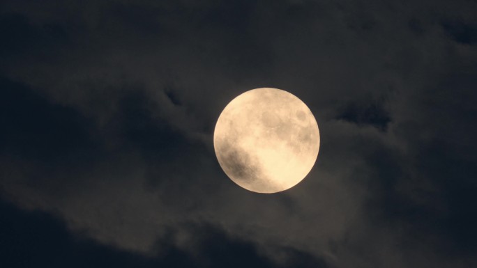 中秋节云层中的巨大月亮