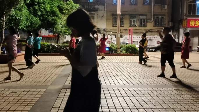 喷泉广场夜生活市民广场节目丰富多彩跳舞