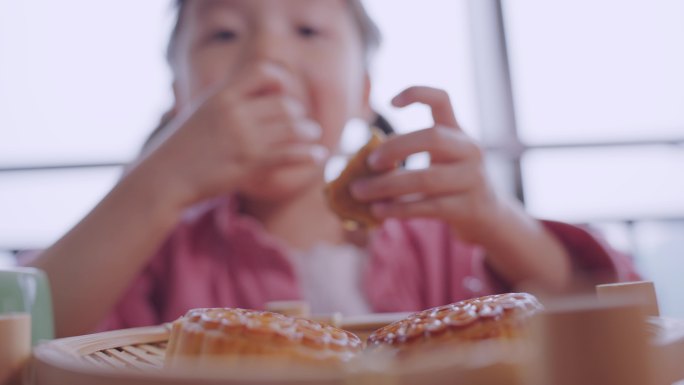 中秋节小孩吃月饼