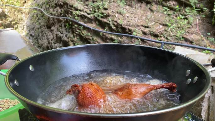 正在锅里煮的鸭肉