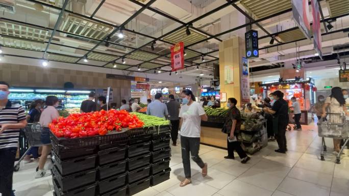 超市人多买菜选购食材蔬菜延时摄影