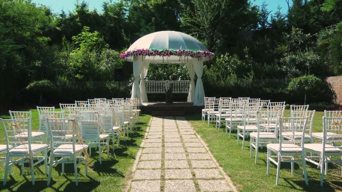 婚礼在拱门上举行。户外婚礼场地。传统的仪式和场地装饰。