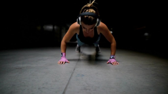 运动型美女做俯卧撑