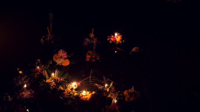 河上漂浮的灯笼，庆祝泰国传统节日-泰国清迈的洛伊克拉通
