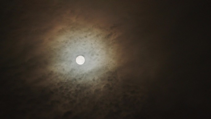 中秋之夜月亮穿过云层