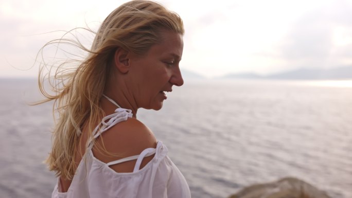 意大利厄尔巴岛沿岸一个金发女孩的慢镜头。