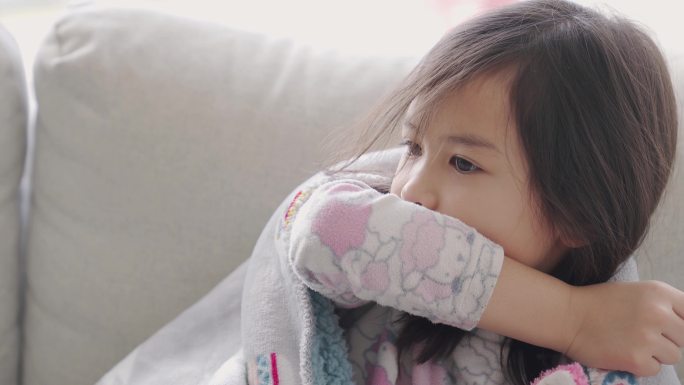 混合亚洲病女孩在家里用手肘咳嗽，医疗保健概念