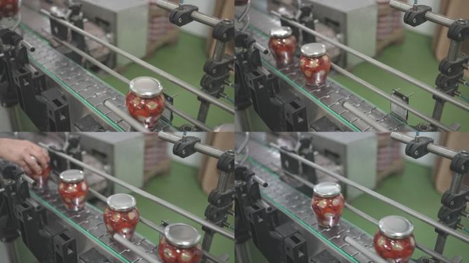 装满填充辣椒的罐子的工厂生产线