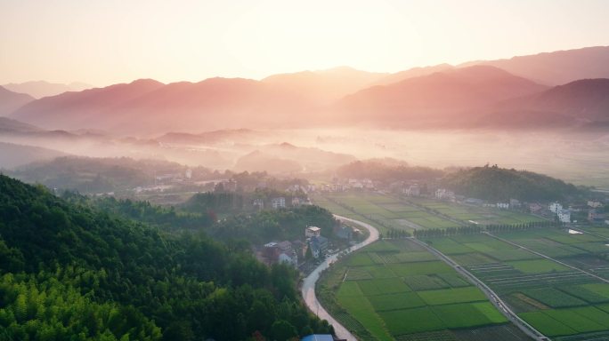 航拍晨雾中的青山农田田园风光