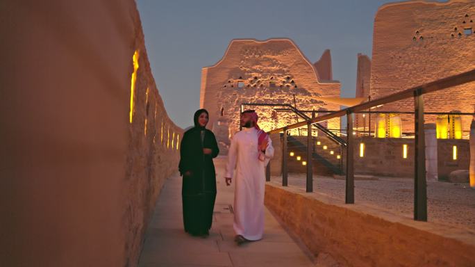 一对30多岁的沙特夫妇在黄昏时分在图拉伊夫废墟享受