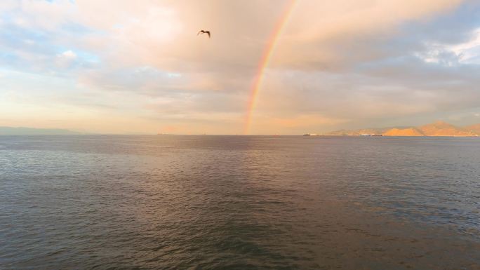 海上的彩虹。雨过天晴航拍海面黄昏彩虹