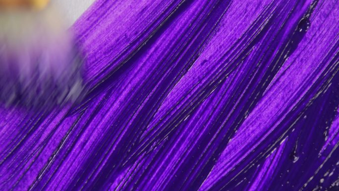用画笔画紫色的特写