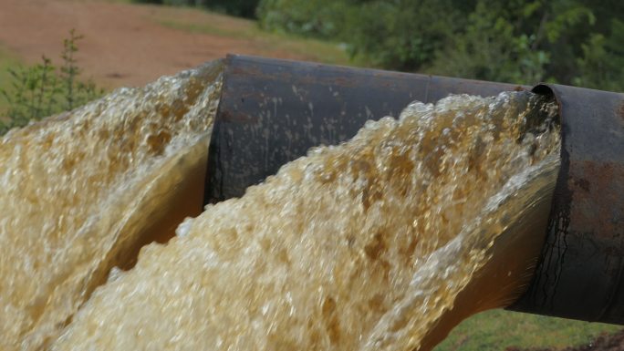 从大型灌溉机泵入灌溉渠的水