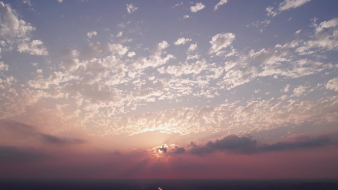 太阳从云层中出现