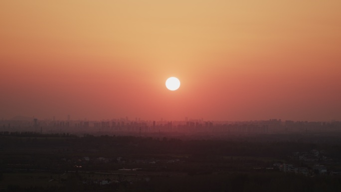 远处夕阳下的城市天际线