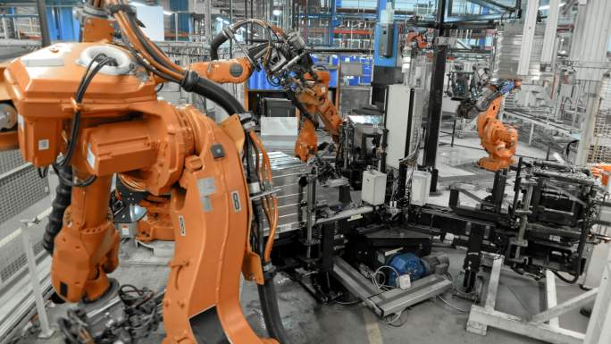 工业机器人在工厂中运行的时间推移