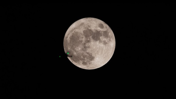 4K无人机穿过满月