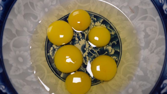 搅打蛋液鹌鹑蛋磕鸡蛋
