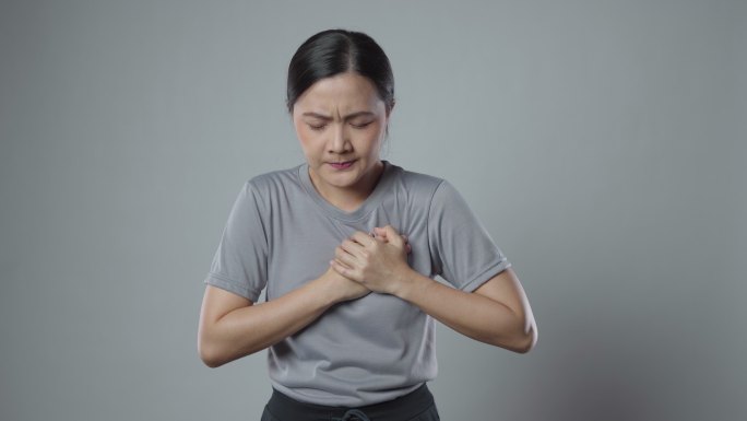 一位亚洲妇女胸痛。