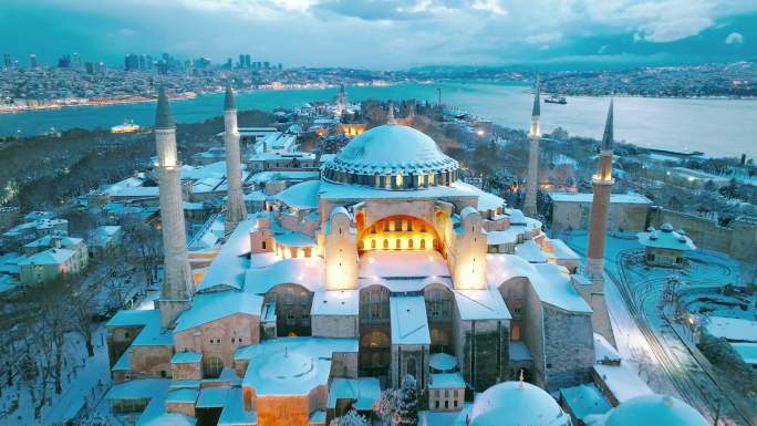 伊斯坦布尔雪天的4K无人机画面-圣索菲亚清真寺和博斯普鲁斯海峡