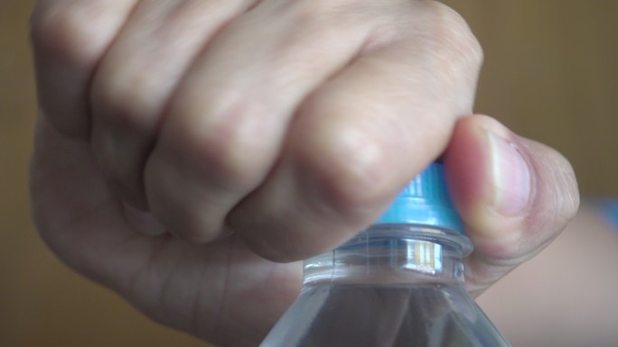 打开塑料瓶的盖子拧开瓶盖矿泉水瓶盖
