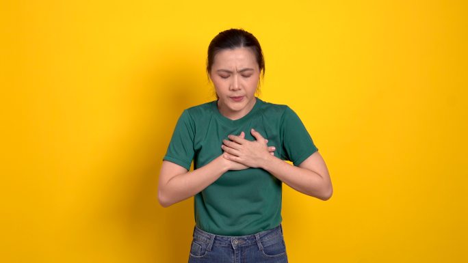 一位亚洲妇女胸痛。