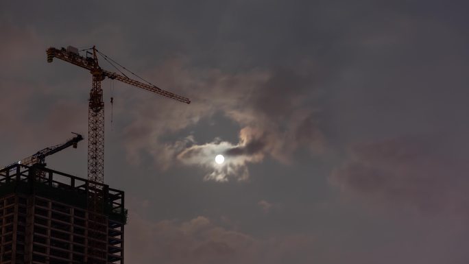 城市建筑工地塔吊中秋十五的月亮升起延时