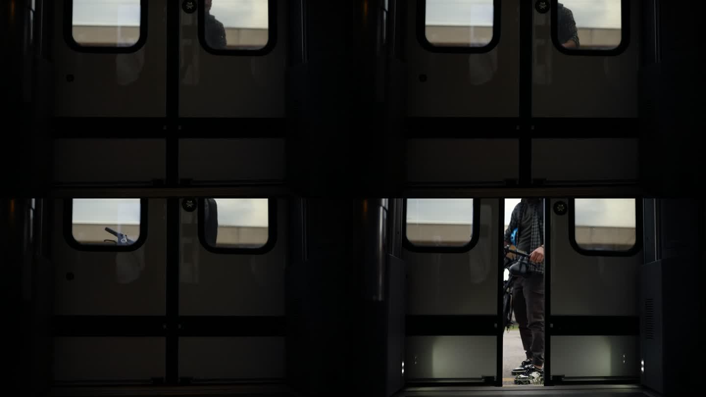 男子乘坐折叠电动自行车进入列车