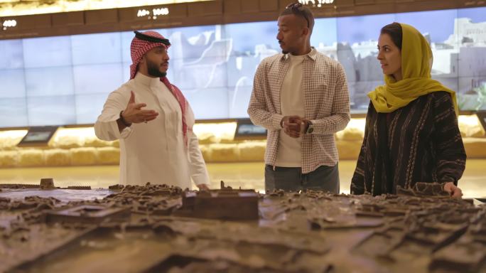 沙特导游在图拉伊夫遗址教育游客