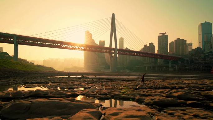 重庆河滩清晨日出来福士地铁阳光丁达尔光线