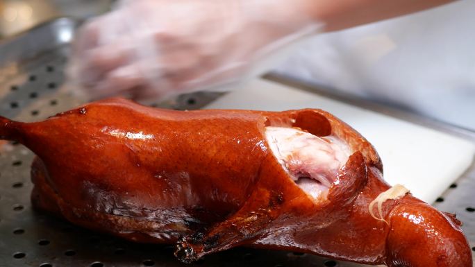 中餐：北京烤鸭片全聚德技术娴熟美味