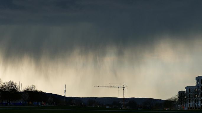 大雨即将来临水面滴答落雨