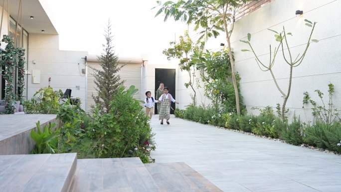 沙特的学童们正爬上台阶走向家门口