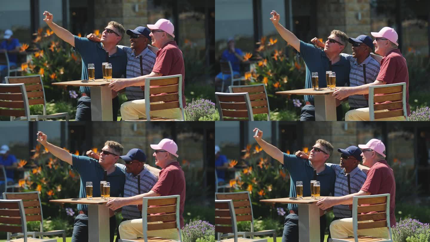 男性高尔夫球手朋友用照相手机自拍，喝啤酒